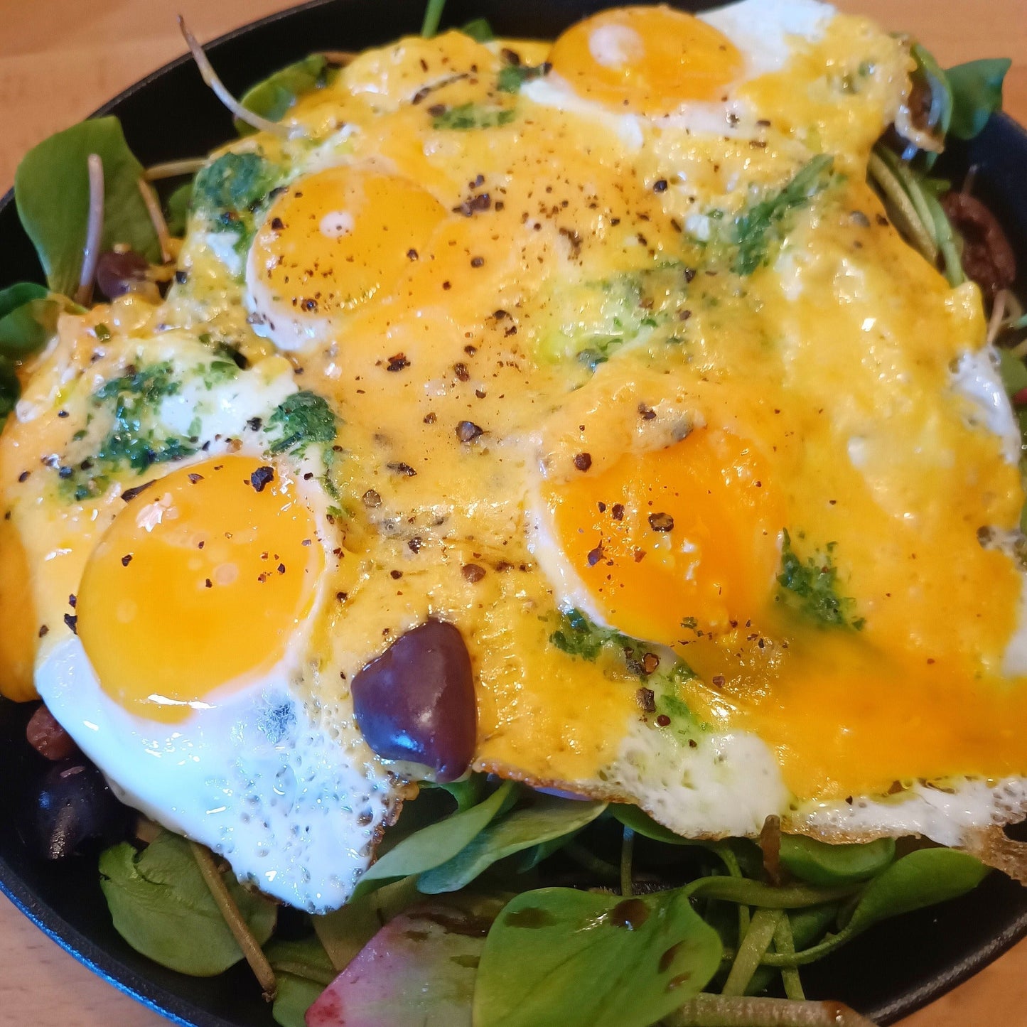 Bärlauchspiegelei auf Posteleinsalat