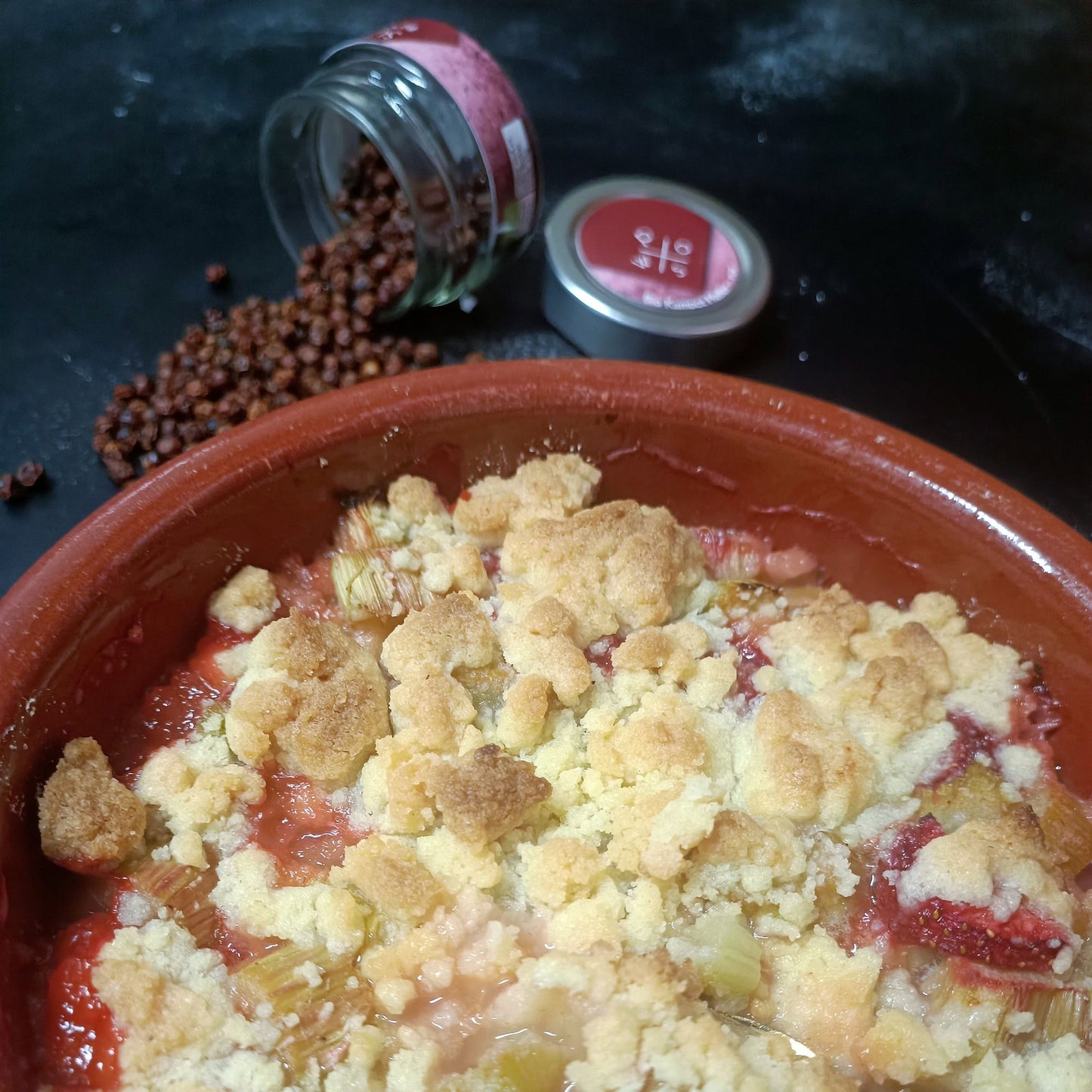 Rhabarber-Erdbeer-Crumble mit rotem Kampotpfeffer 
